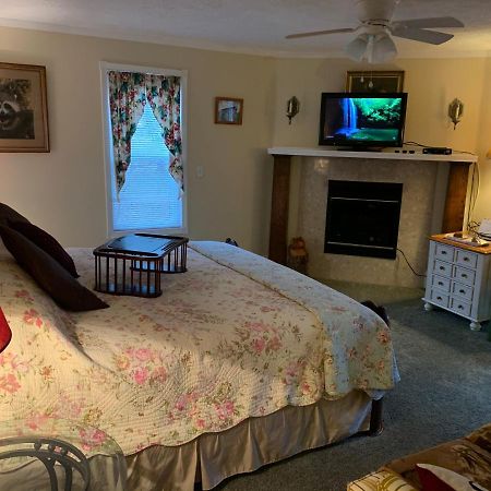 Emerald Necklace Inn Bed And Breakfast Лейкууд Екстериор снимка