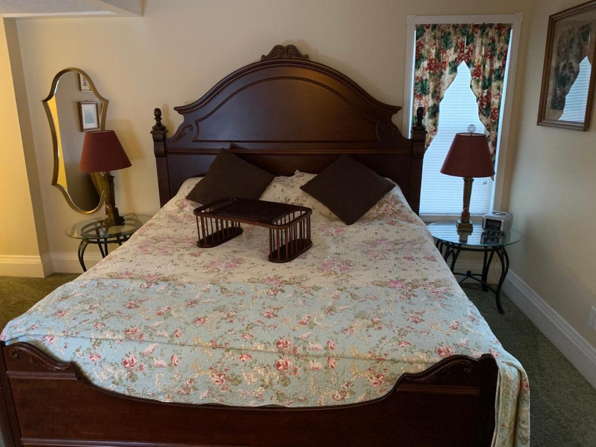 Emerald Necklace Inn Bed And Breakfast Лейкууд Екстериор снимка