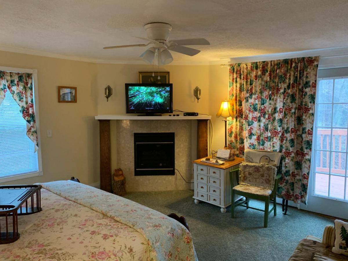 Emerald Necklace Inn Bed And Breakfast Лейкууд Екстериор снимка